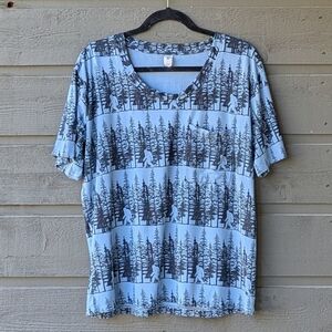 Kate Quinn Short Sleeve Sasquatch Pocket Tee Scoop Neck Large Blue Black